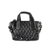Cartera negra de cuero sintético con diseño acolchado, doble asa corta y correa larga regulable. Incluye cadena decorativa de eslabones grandes en el frente, cierre superior y bolsillos internos.