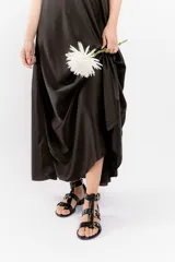 Sandalias bajas de cuero color marrón con múltiples tiras y hebillas metálicas ajustables.