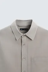 Camisa relaxed fit confeccionada en tejido con mezcla de algodón con tacto suave. Cuello solapa y manga larga acaba en puño con botón. Bolsillo plastrón en pecho. Cierre frontal de botonadura.