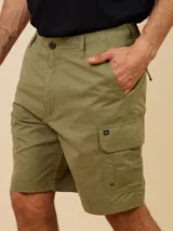 Bermuda cargo gris con bolsillos laterales y traseros con solapa.