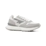 Championes Hi-Tec Lady color blanco con detalles en negro y suela marrón. Confeccionados en cuero sintético y tela, con plantilla de memory foam.