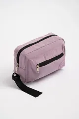 Necesser lila con cierre superior y bolsillo frontal con cierre.