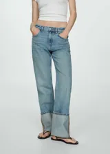 Pantalón de jean celeste de corte recto, tiro medio y bajo con vuelta.