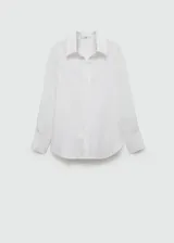 Camisa blanca de lino, de corte oversize, manga larga con puños abotonados, cuello camisero y cierre frontal con botones.