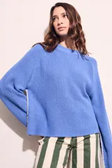 Sweater azul de punto con cuello redondo y mangas largas.