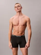 Pack de 5 bóxers tipo slip de algodón en colores negro, gris, rojo y blanco. Todos los bóxers tienen cintura elástica con el logo de Calvin Klein repetido.