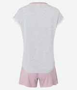 Conjunto de pijama corto compuesto por una blusa gris con cuello en V rosado, botones decorativos y encaje en las mangas cortas, y un short a rayas verticales rosadas y blancas con cintura elástica.