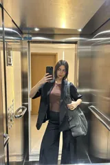 Remera blanca sin mangas.