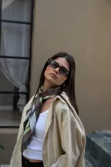 Pañuelo de seda estampado en tonos verde, celeste, marrón y lila.