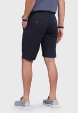 Bermuda de corte clásico en color negro, con detalles de pañuelo y cinco bolsillos.