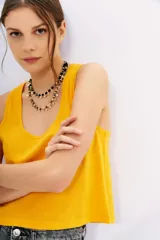 Musculosa amarilla de algodón con escote redondo pronunciado y corte holgado.
