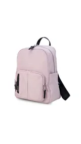 Mochila negra de nylon con cierre principal y dos bolsillos frontales con cierre.