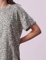 Blusa de algodón con estampado animal print en tonos grises, cuello redondo y manga corta.