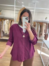 Blusa verde de pana fina de línea italiana, con cuello en V y botón de madera.
