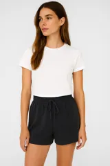 Short negro de algodón, con cintura elástica ajustable con cordón y bolsillos laterales.