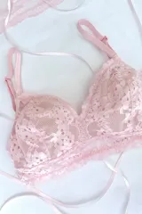 Bralette de puntilla elastizada color celeste, con forro interno, breteles regulables y ganchos en la espalda.