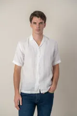 Camisa blanca de lino, corte hawaiano, manga corta y cuello solapa.