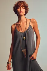 Vestido midi gris de tirantes finos y escote en V. Falda con volantes en el ruedo.