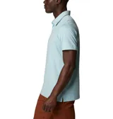 Polo de hombre Columbia Tech Trail, color blanco, de manga corta, con logo bordado en el pecho. Confeccionada en tejido hidroabsorbente Omni-Wick™ con elastano.
