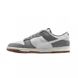 Zapatillas Nike Dunk Low Retro SE, color gris y blanco con suela marrón.