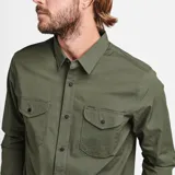 Camisa de manga larga color verde militar, con cuello clásico, cierre frontal con botones, dos bolsillos con solapa abotonada en el pecho y corte recto. Marca Roark, modelo Campover.