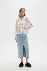 Falda midi de jean celeste con abertura frontal y ruedo desflecado.