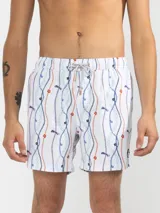 Short de baño blanco con estampado de cadenas, flores y libélulas en tonos azul, naranja y violeta.