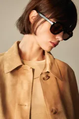 Pantalón de jean negro con efecto lavado, corte wide leg y tiro alto.