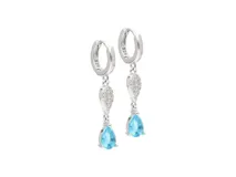 Aros colgantes de plata 925 con cierre de clip, diseño con circonia blanca y circonia celeste en forma de gota.