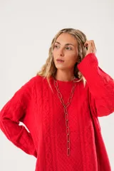 Buzo oversize rojo de tejido sintético con cuello redondo y manga larga.
