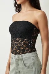 Body strapless de encaje negro.
