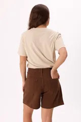 Remera color beige de algodón suave, con corte relajado y estampa frontal con la frase “The Earth Needs All The Friends It Can Get”.