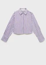 Camisa crop de rayas verticales blancas y azules, con cuello camisero, cierre frontal con botones, mangas largas con puños abotonados y corte regular.