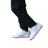 Zapatillas Nike Air Force 1 07, color blanco con detalles en rojo.