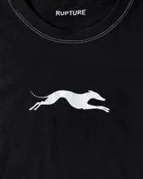 Remera negra de algodón con calce boxy, doble costura en blanco y estampado frontal de un galgo blanco.