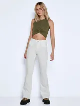 Jean acampanado de tiro alto color blanco, con pierna ajustada que se abre en estilo Oxford.