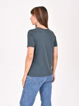 Remera color tostado de corte clásico y mangas cortas.