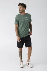 Tshirt de algodón color verde con estampado gráfico frontal.