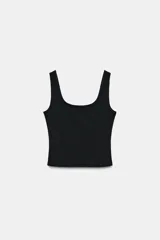 Top negro de corte ajustado, con escote redondo y tirantes anchos. Presenta un diseño de superposición de telas.