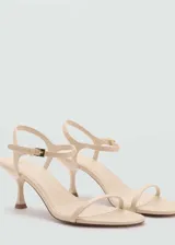 Sandalias color beige con punta redonda, diseño de tiras, cierre de hebilla y tacón kitten.