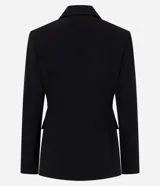 Blazer femenino estructurado de poliéster color negro, con modelo alargado, cuello solapa, cierre frontal con un único botón y bolsillos delanteros.