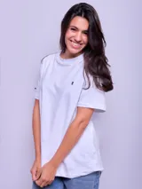 Remera blanca de corte suelto y mangas cortas.