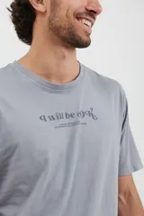 Remera azul oscuro de corte recto y manga corta, con estampado frontal de texto en color gris.