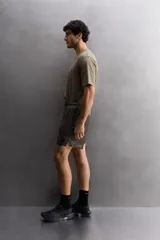 Shorts deportivos confeccionados en tejido técnico ligero con efecto arrugado y forro interior. Cuenta con cintura elástica ajustable con cordón, bolsillos laterales con cierre de cremallera, bajo con aberturas laterales y logo estampado en la pierna.