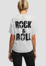 Remera negra de algodón con estampado de un corazón rojo con rosas amarillas y texto en estilo tatuaje old school.