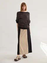 Falda larga de corte recto, con panel central color beige y paneles laterales color negro.