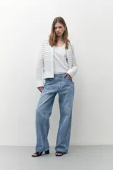Chaqueta de eco cuero blanca con detalles de tul, de corte moderno y ajuste cómodo.