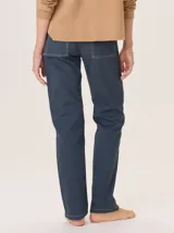 Jean recto de gabardina color marrón/camel, con pespuntes contrastantes en color negro. Presenta un detalle de atraque rojo en el bolsillo trasero.