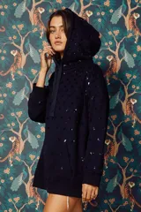 Buzo hoodie azul marino con lentejuelas plateadas y pequeños recortes en forma de corazón.