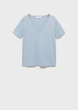 Camiseta celeste de algodón orgánico y reciclado, con cuello pico y mangas cortas.
